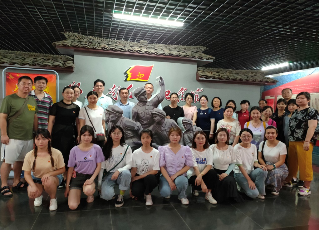 说明: F:\待办工作\党建实践活动规划材料(202106)\阳新党建实践材料\阳新实践照片\参观红色记忆收藏馆合影留念2.jpg